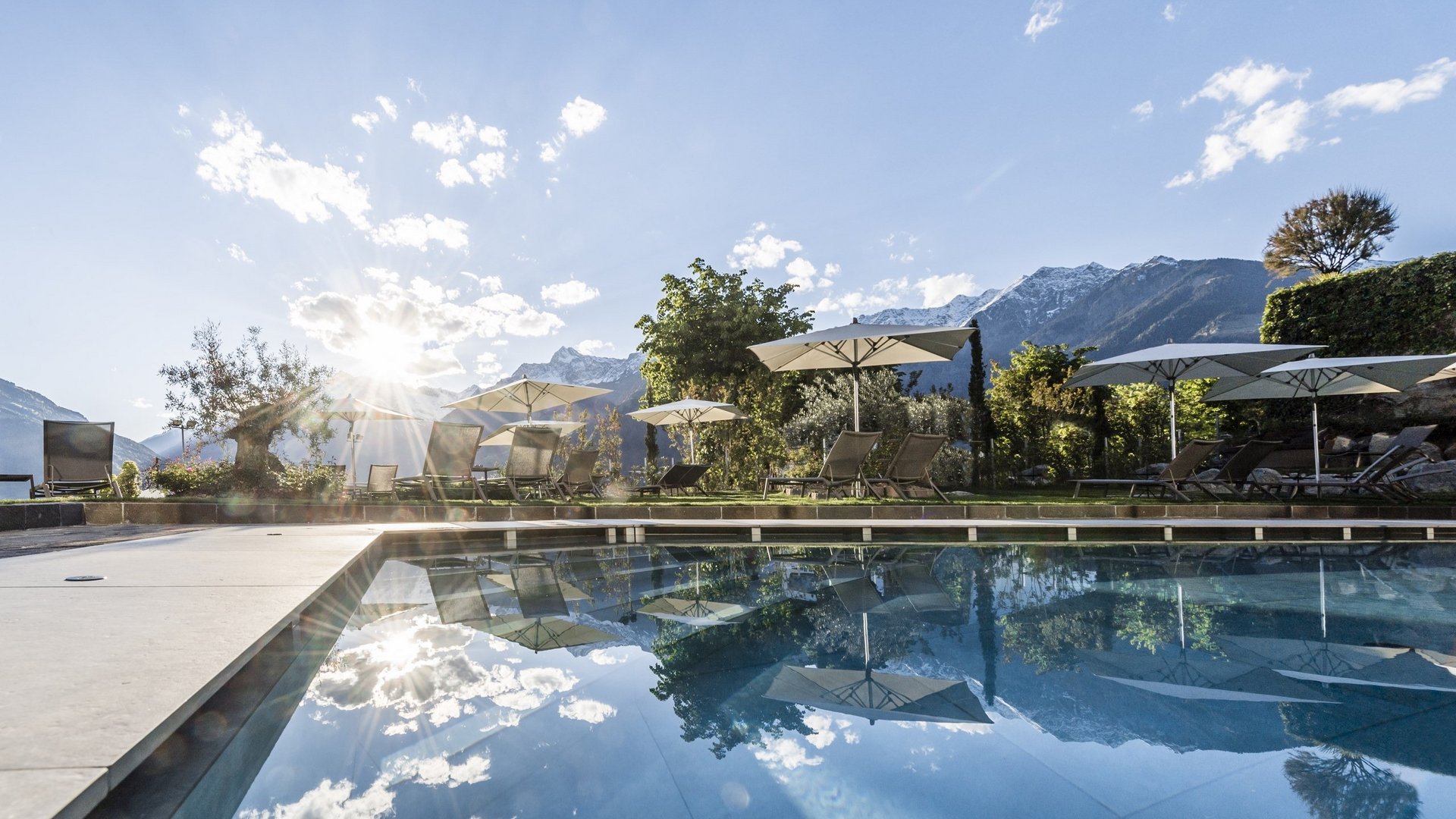 Panorama Pool im Wellnesshotel Schenna Resort mit Blick auf Meran