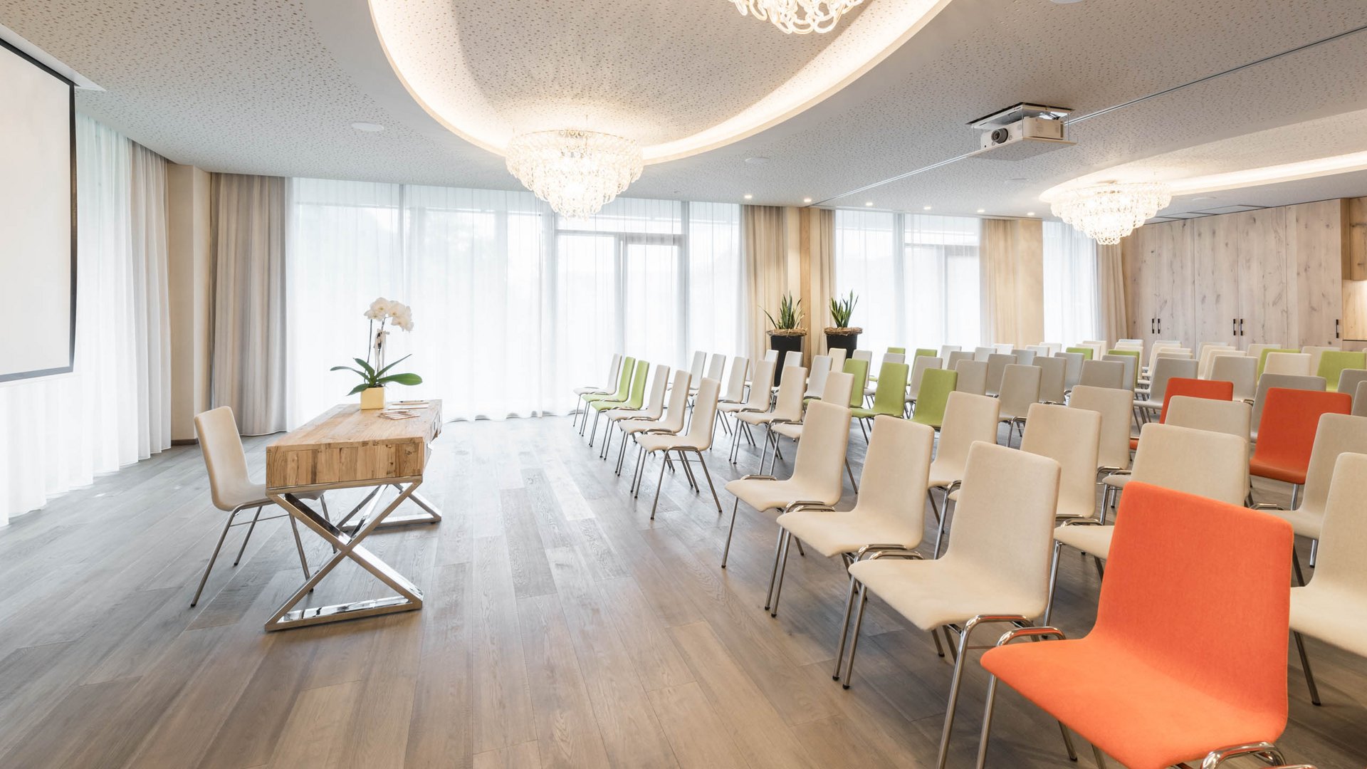 Schenna Resort Moderner, heller Konferenzraum mit Stuhlreihen und Holztisch vorne