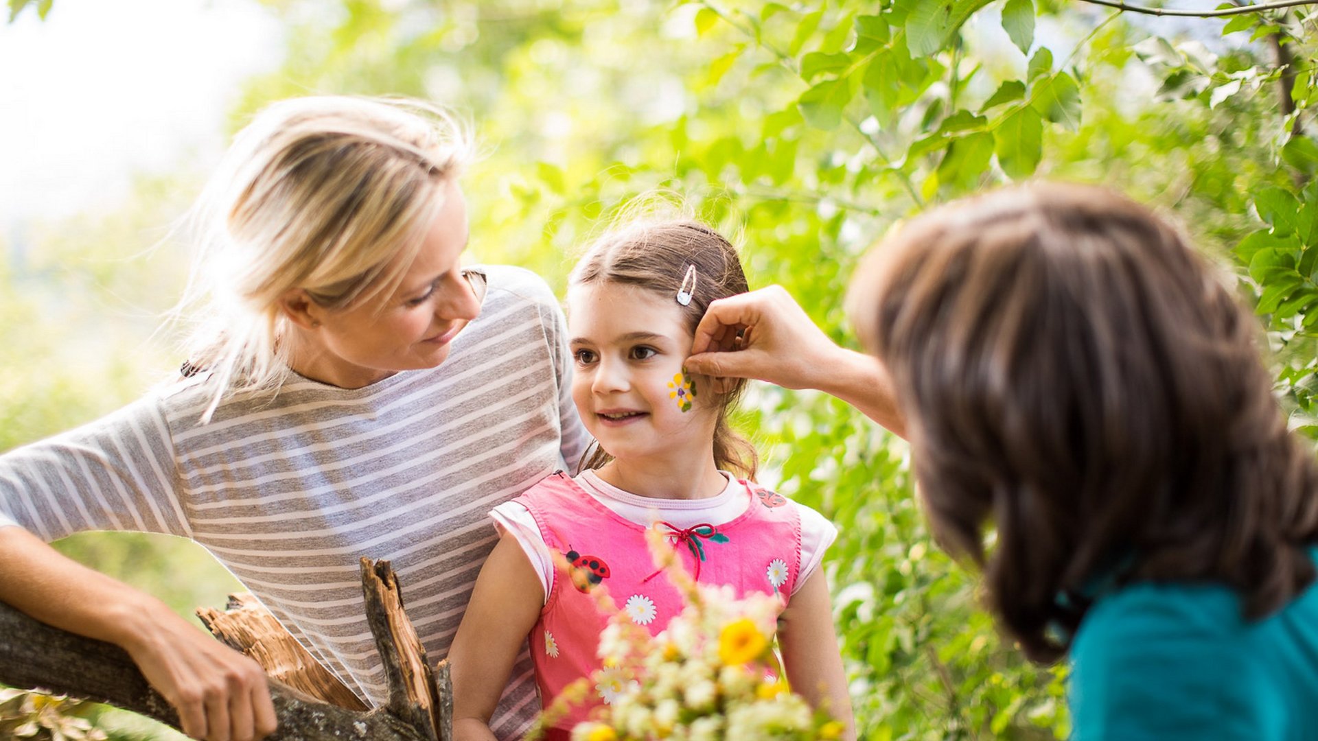 Mutter und Kind beim Schminken im Familienurlaub in Südtirol