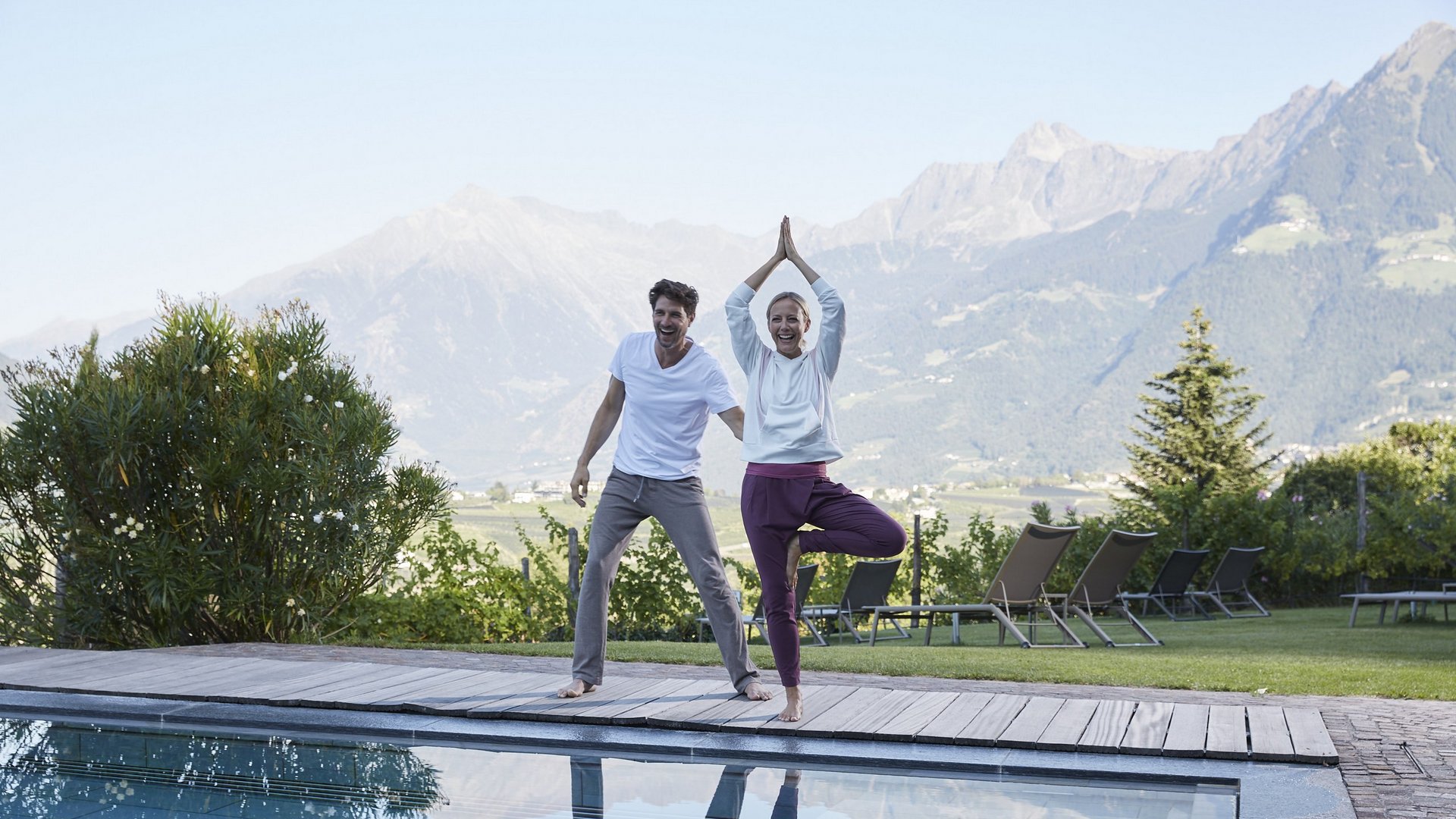 Yoga im Freien am Pool im Yoga Hotel Schenna Resort bei Meran