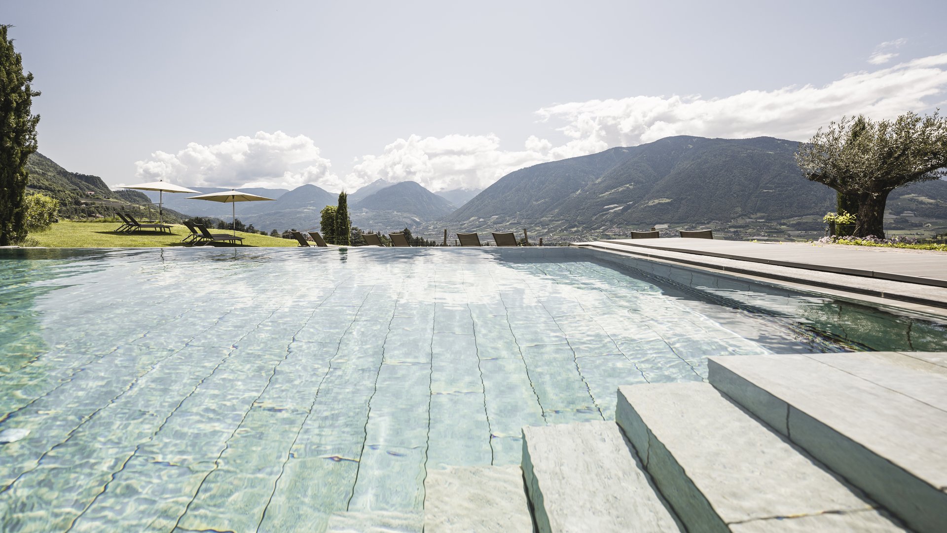 Großer Outdoorpool in Schenna mit Blick auf Meran und das Etschtal