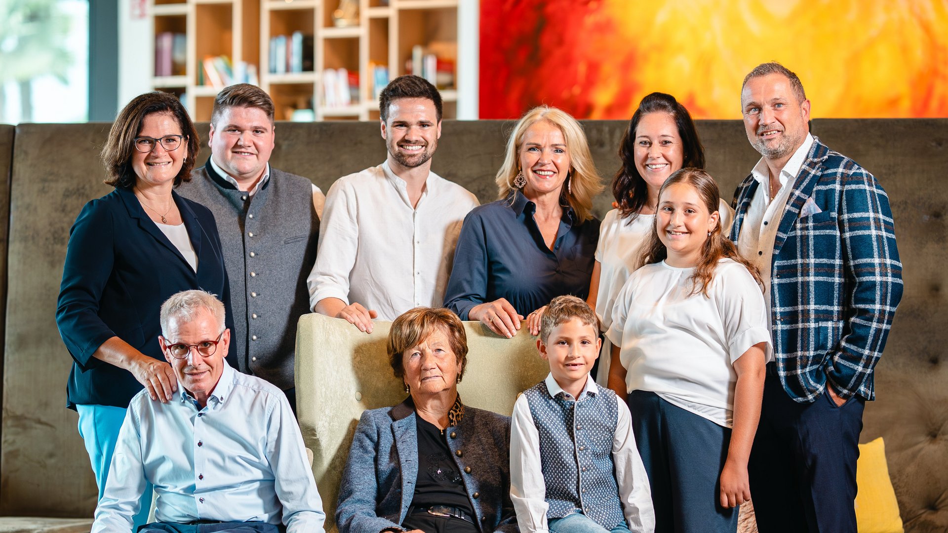 Schenna Resort Famiglia multigenerazionale in soggiorno moderno