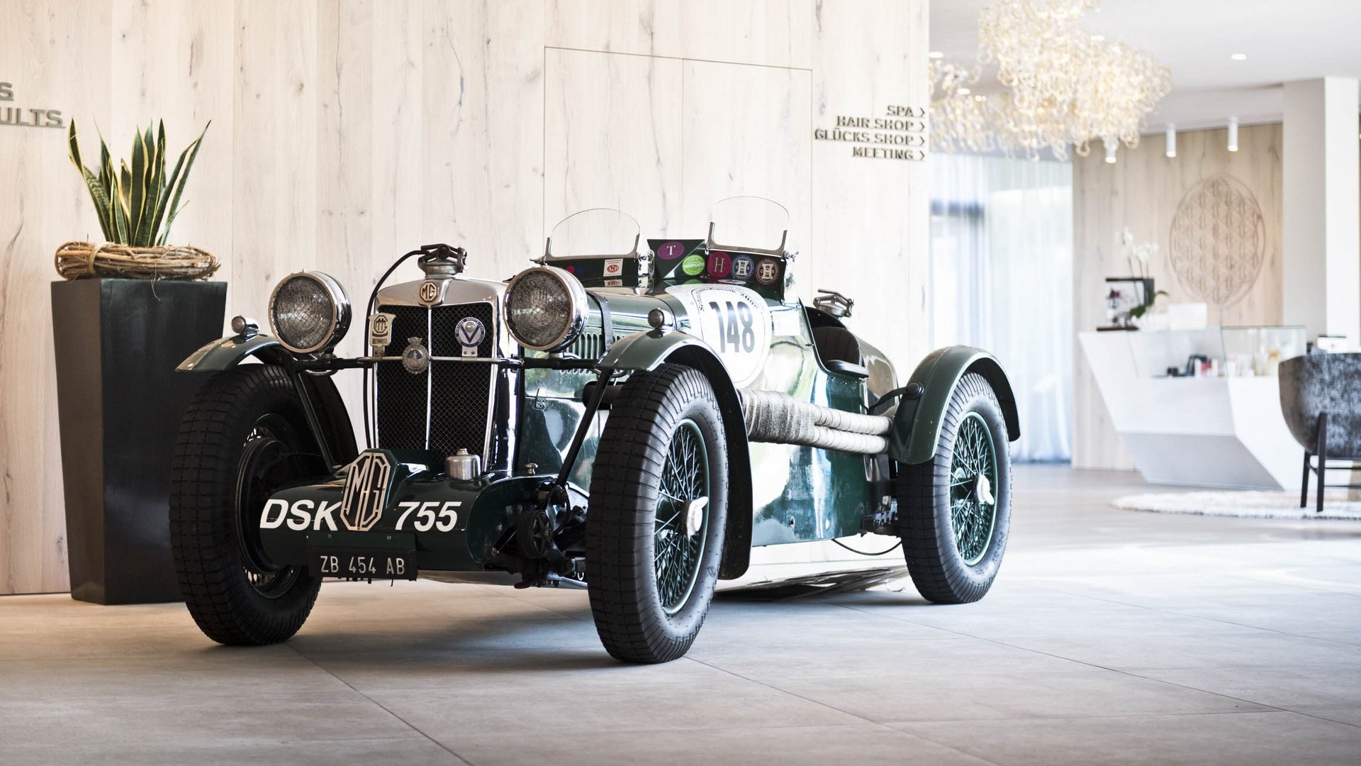 MG Oldtimer Midget Sports Oldtimer in der Lobby des Schenna Resorts Südtirol